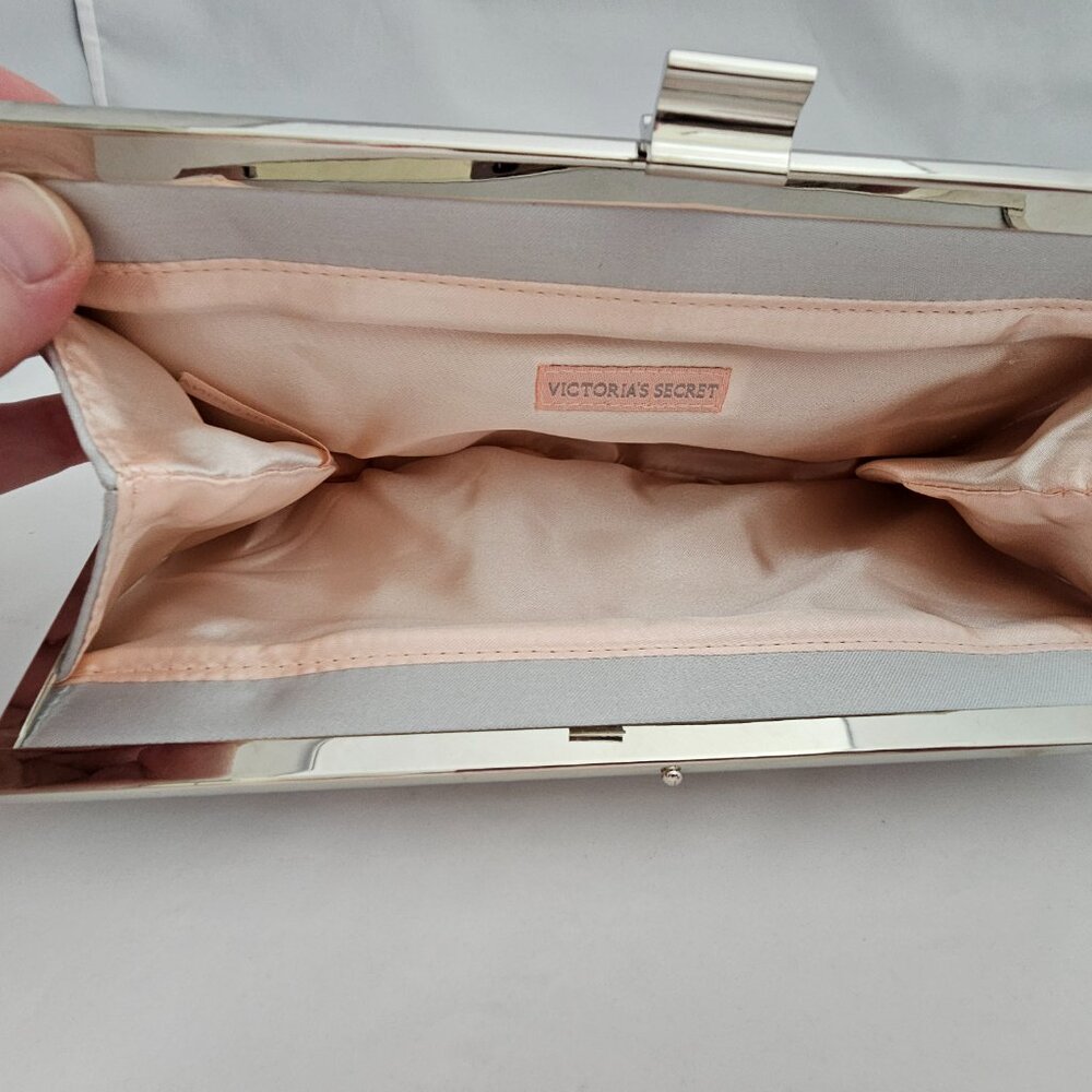 Victoria's Secret Satin Silver Bow Clutch! EUC! - Picture 5 of 8